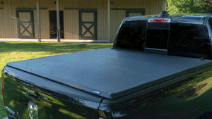 Lund 15-18 Ford F-150 (5.5ft. Bed) Genesis Tri-Fold Tonneau Cover - Black